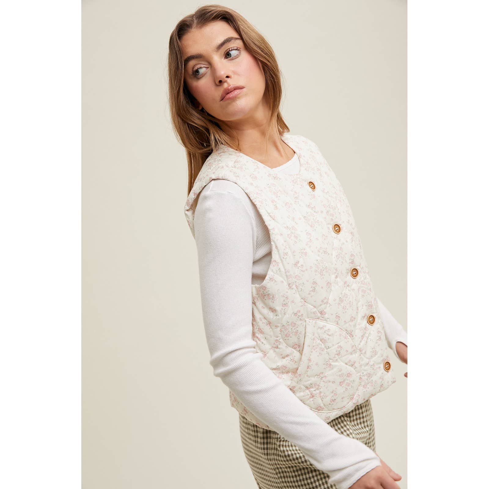 CREME/ROSE Floral quiltet vest med knapper / WL25-10764 for engroshandel på Faire2