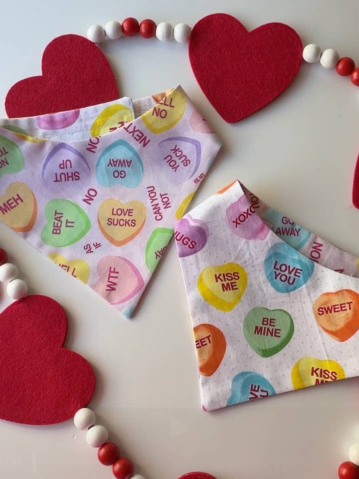 M'aime, Ne M'aime Pas Bandana pour la vente par The Pet Scout Shop