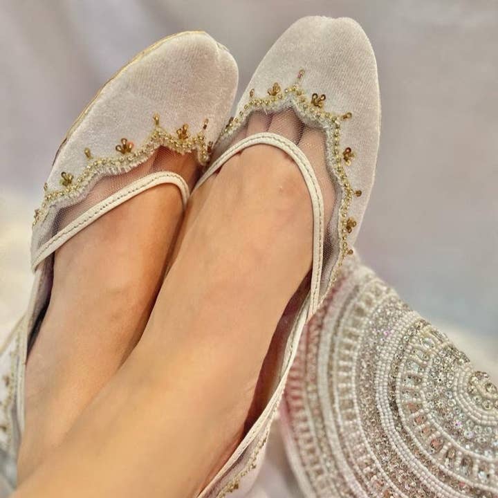 Bailarinas Irresistíveis Marfim Design de Vieiras Juti Kundan Khussa Para Casamentos por atacado de Qhareed