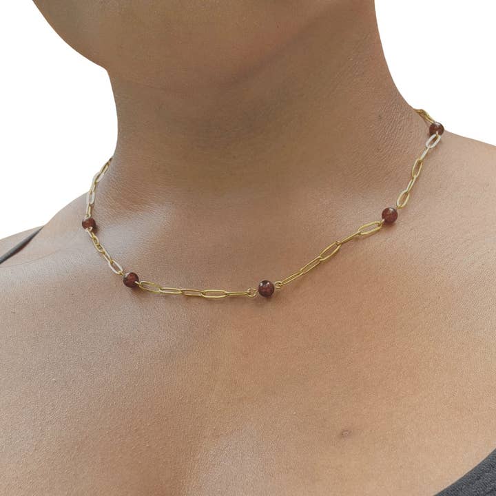 Granat papirclips halskæde | januar for engroshandel hos The Casson Collection