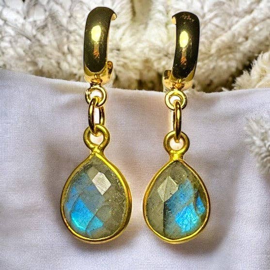 Orecchini "LUNA" dorati in oro fine Labradorite per la vendita all'ingrosso da parte di TOURMALYN