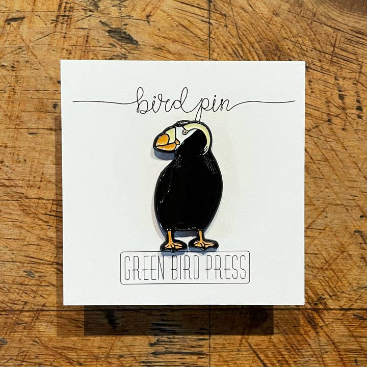 Geƫmailleerde pin met getufte papegaaiduiker voor wholesale door Green Bird Press