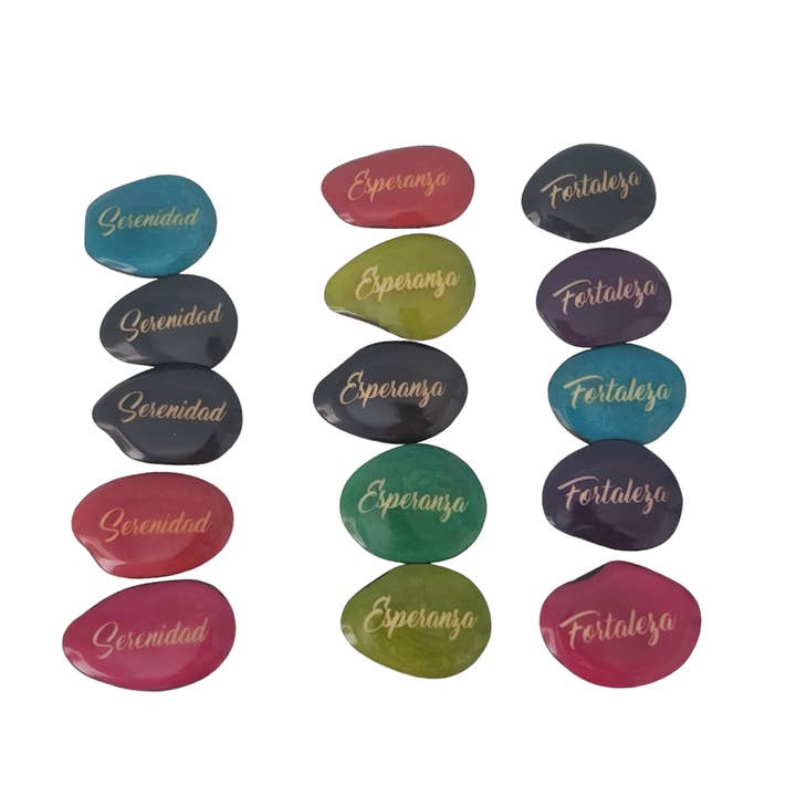 Flerfärgad Faith graverade flodstenar tagua nötter på spanska för wholesale på Faire2