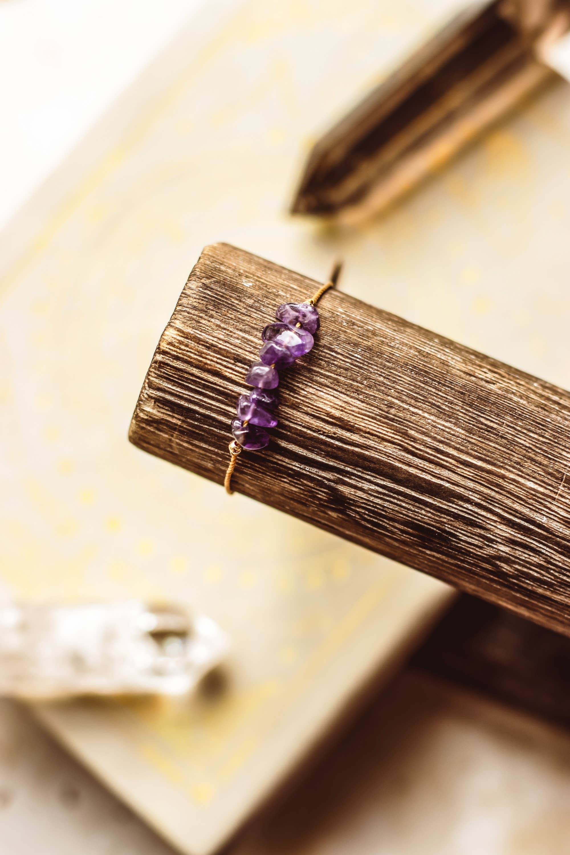 Mindful Living Co. – Großhandel Perlenarmband – Boho-Armband mit Edelsteinchips | Natürliche Kristalle13