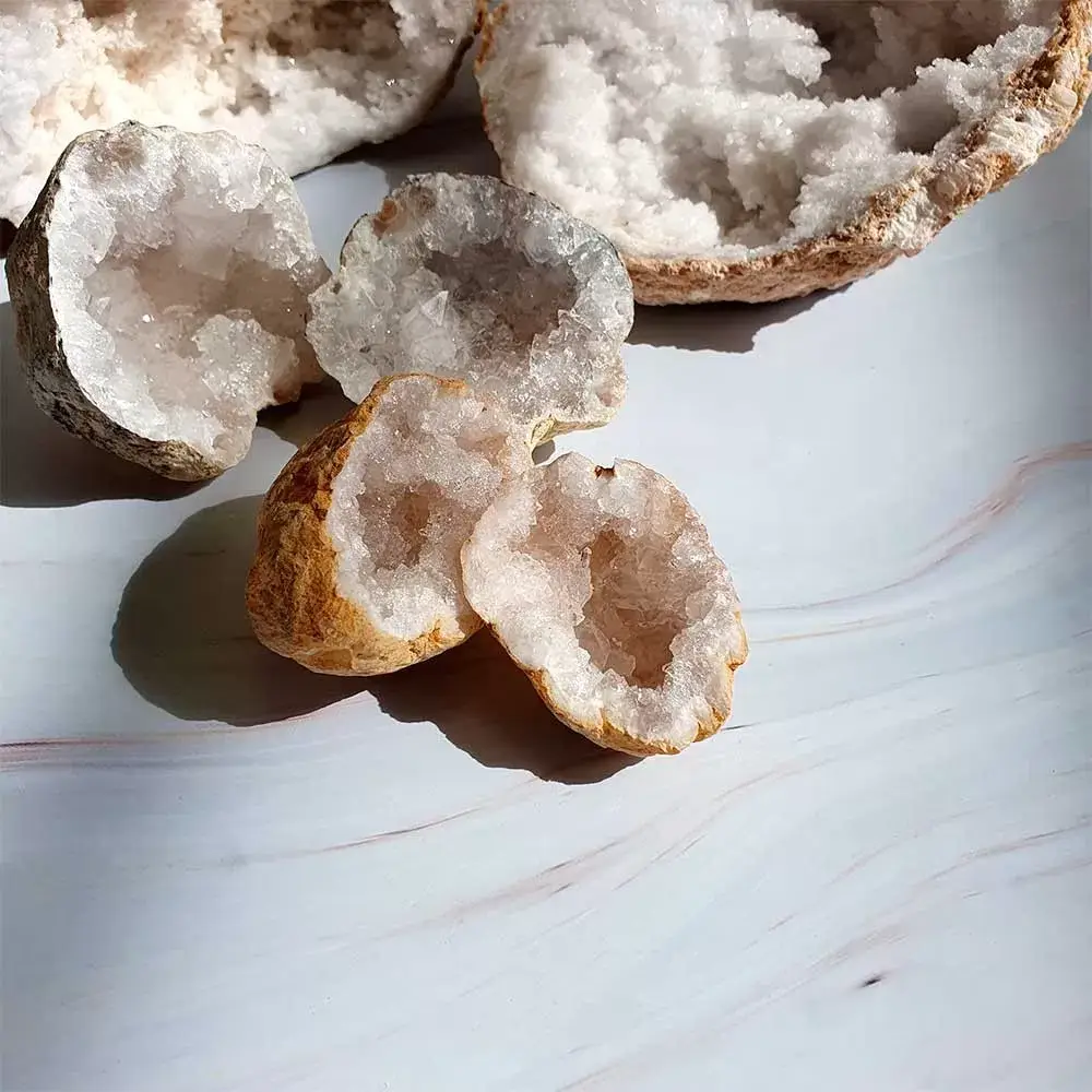Vives de la Cortada S.L - Wholesale Spiritual Stone/Crystal - Small Quartz Geode2