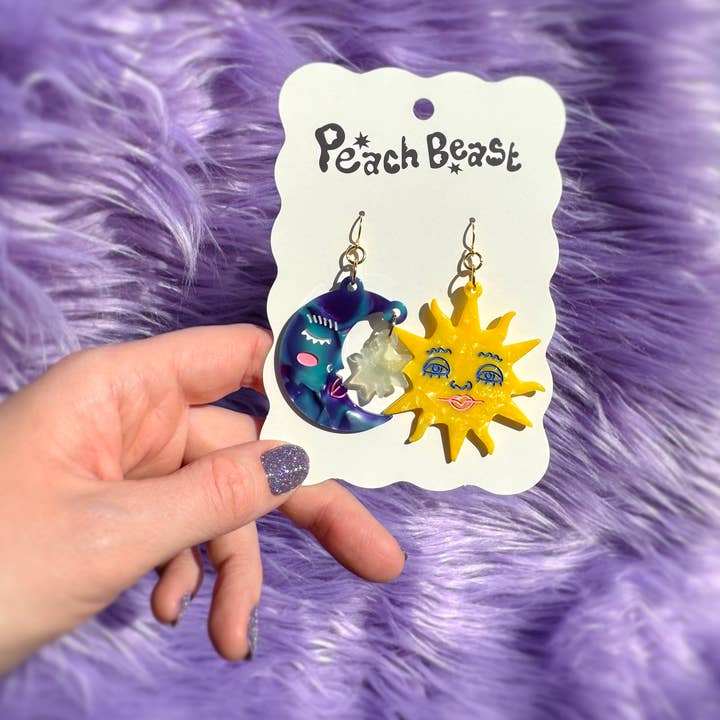 Boucles d'oreilles déclaration Astro Soleil + Lune pour la vente par Peach Beast