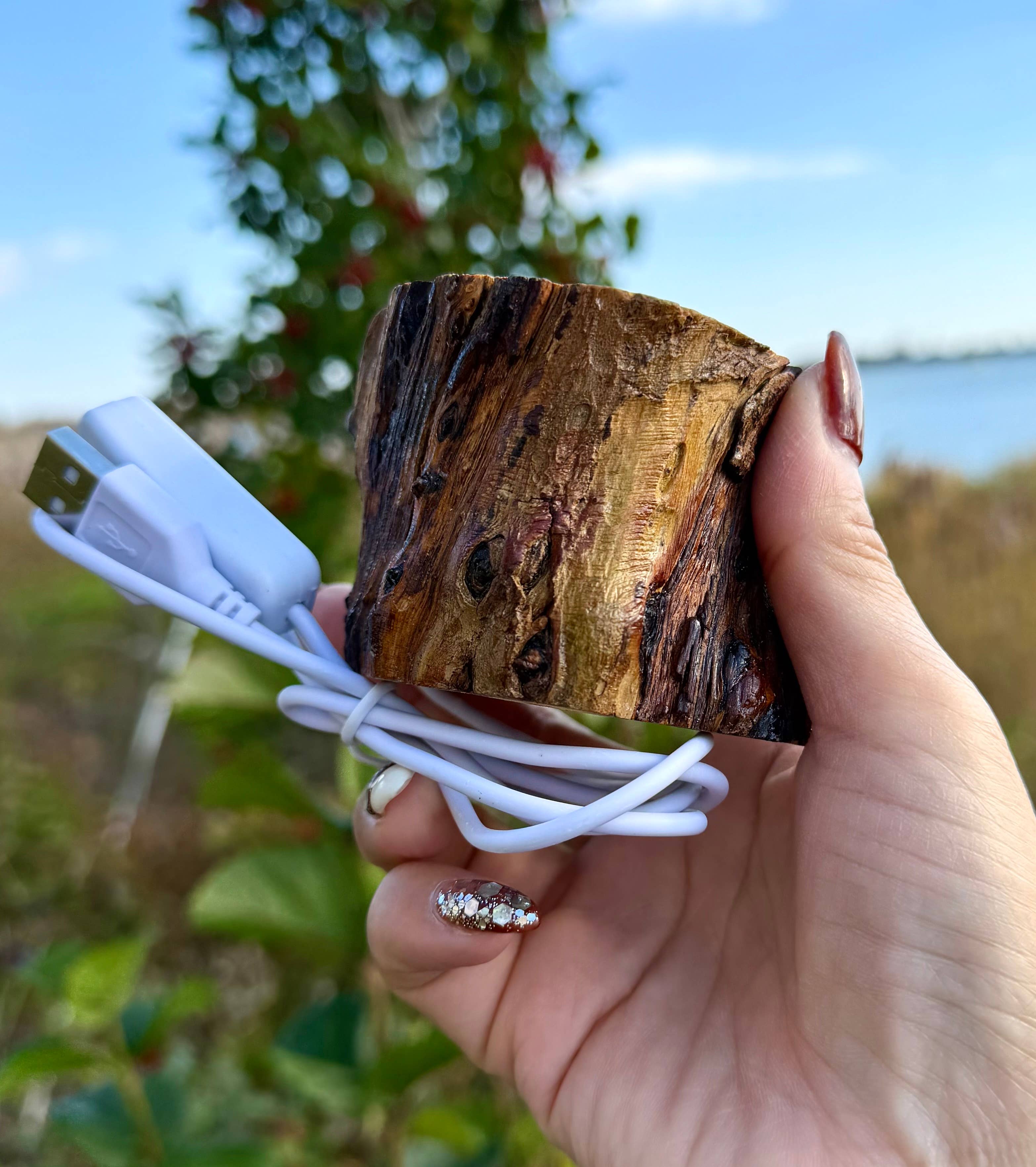 KayleeNYC – wholesale Decorative tabletop object – USB powered Wooden LED light stand4