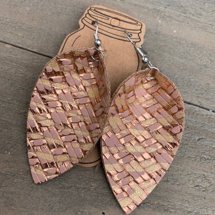 Orecchini in pelle intrecciata oro e oro rosa per la vendita all'ingrosso da parte di Jill's Jewels