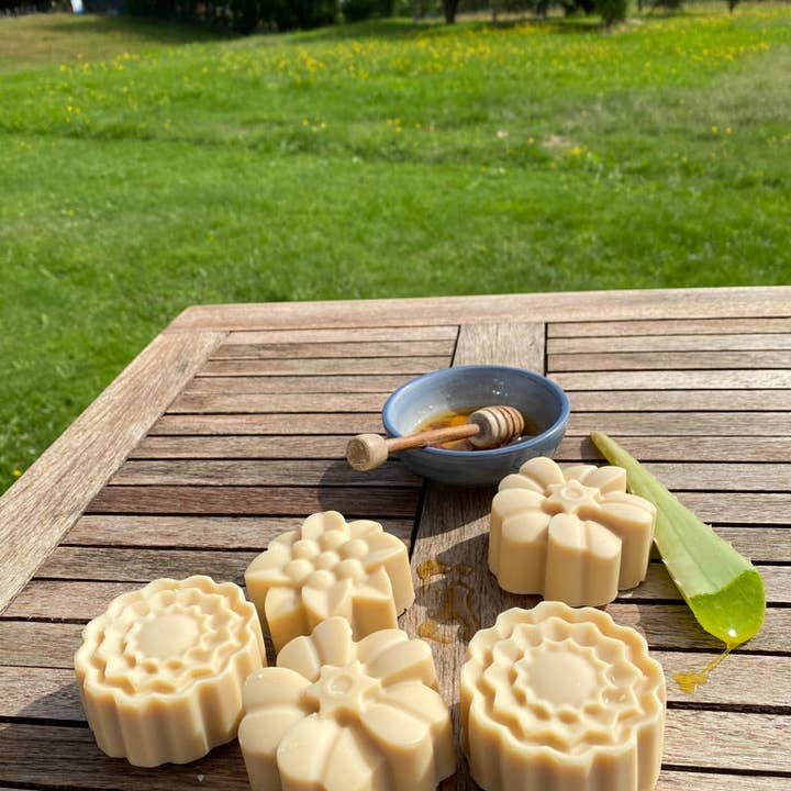 Cinnamon Quills - Wholesale Shampoo Puck/Solid Shampoo - Solid Shampoo Bar - Manuka Honey & Goat’s Milk