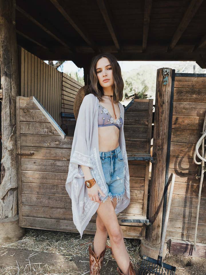 Leto Accessories – Großhandel Kimono – Damen – Schicker Blumenkimono mit Drapierung und eng anliegenden Armlöchern 🌼6