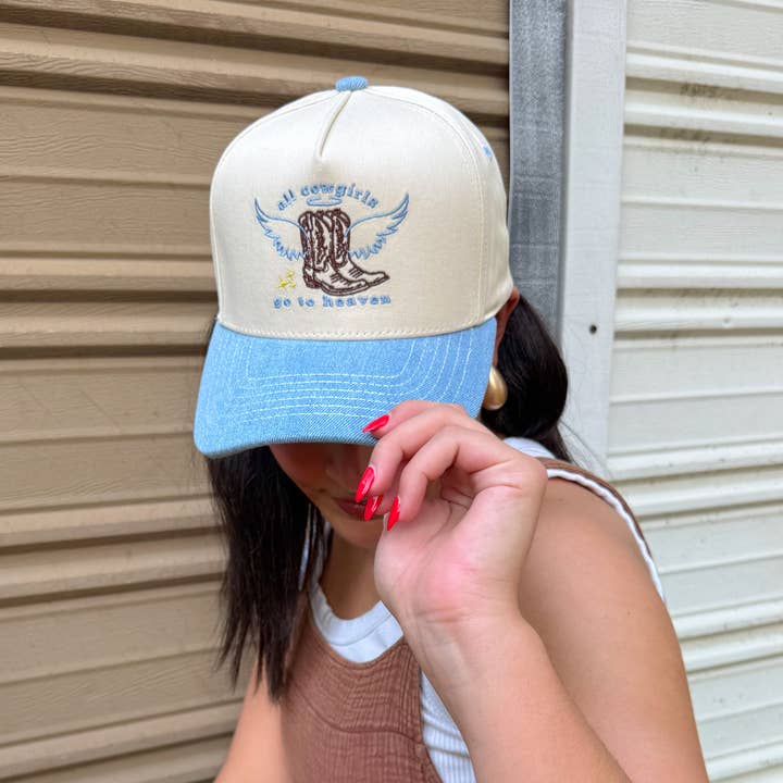 Cowgirls gaan naar de hemel geborduurde truckerpet voor wholesale door Stitch Your Style