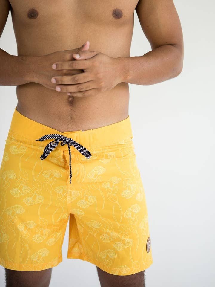 Short de bain Townshort jaune à imprimé Ohia pour hommes pour la vente par Of One Sea