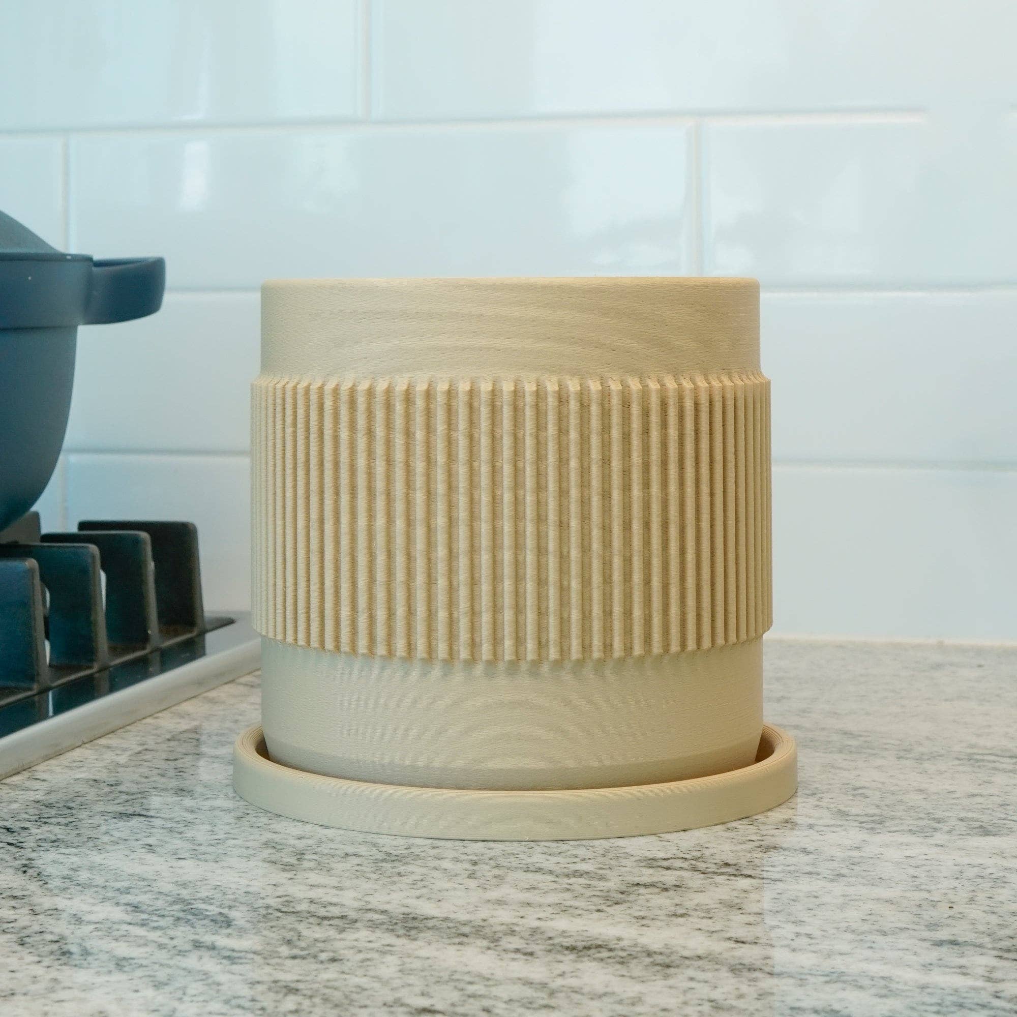 Rosebud Homegoods - Venta al por mayor Macetas - Macetero acanalado de medio siglo con drenaje y platillo9