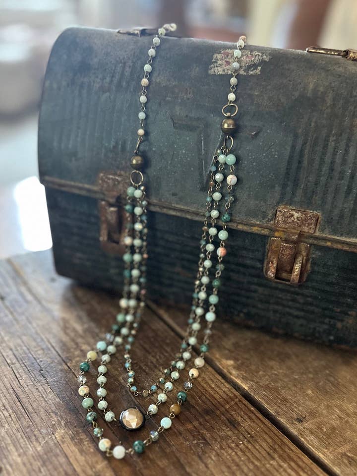 Peyson facetteret multi-stand halskæde. Blå & Lyserød for engroshandel hos Bohemian Grace - Grace & Grit