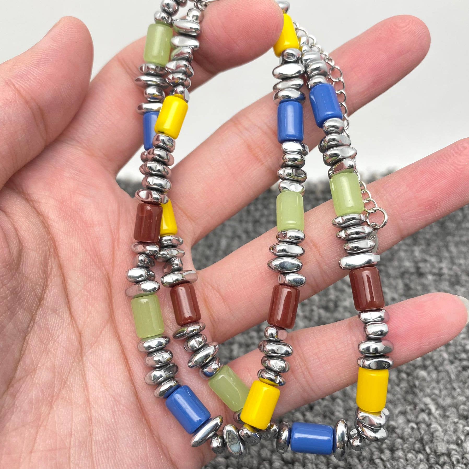 Mio Queena - Vendita all'ingrosso Collane di perline/perle - Collana con chiusura a moschettone in acciaio con perline di ematite e resina colorata1