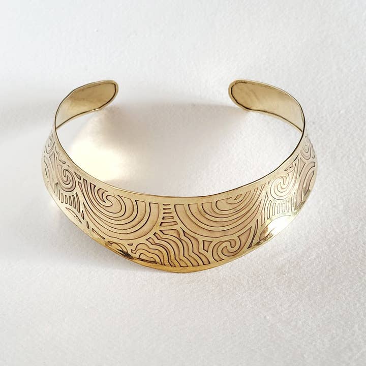 Brass Curve collar necklace waves stamped pattern for wholesale by Bisjoux