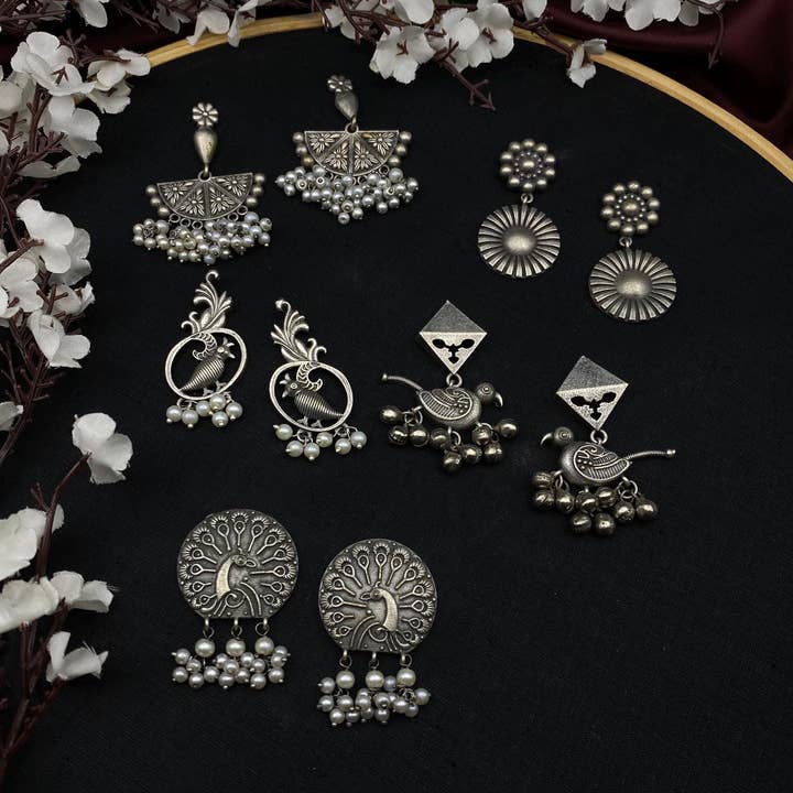 Orecchini Jhumka Tribali Floreali con Pavone in Argento Ossidato per la vendita all'ingrosso da parte di Quirky Fashions