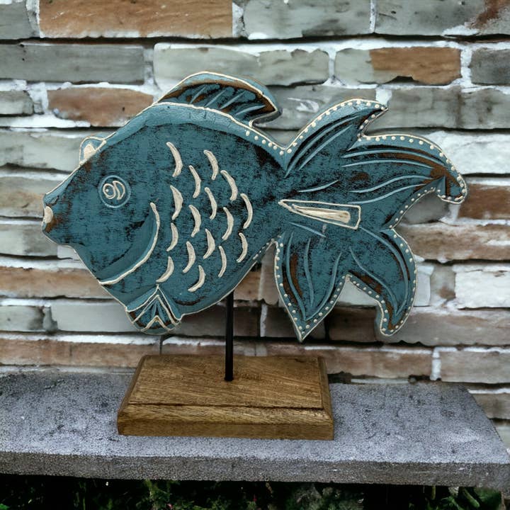 Wilco Home - Vente Décorations de table - Poisson rouge Gomez en bois sculpté sur tige en métal avec base3