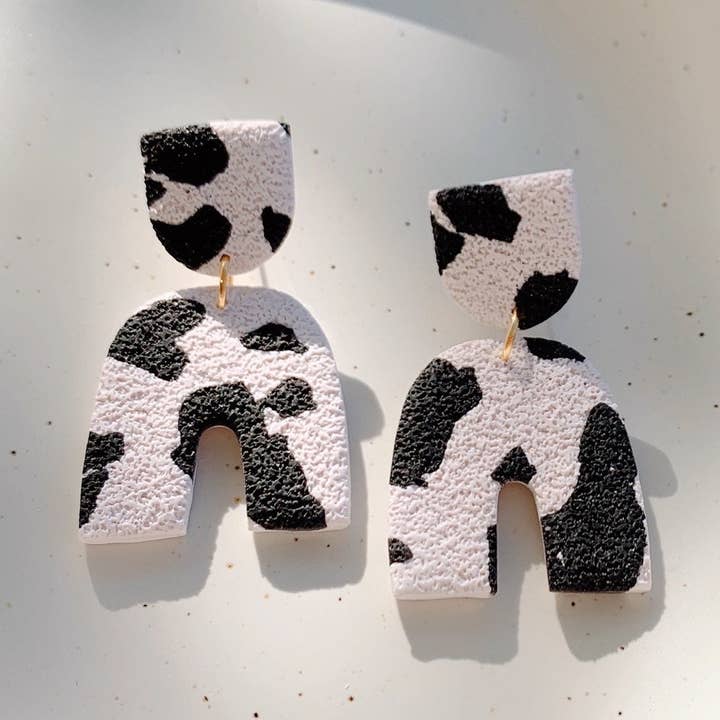 Cow Print Western Dangle Örhängen | Polymer Clay Örhängen för wholesale av Honey Dijon