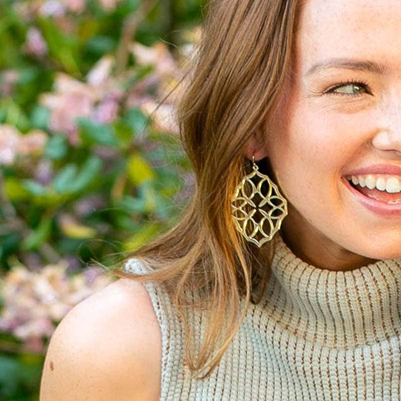 Guld Believer Large Drop øreringe i guld for engroshandel på Faire1