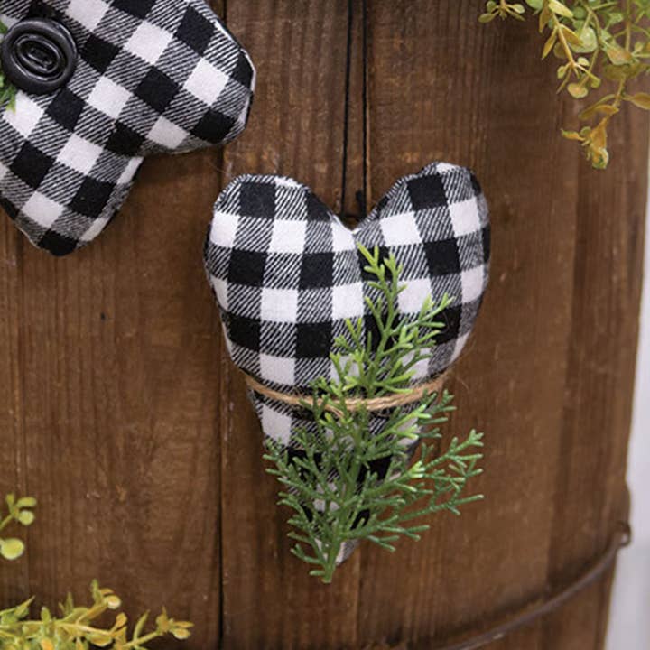 The Hearthside Collection - Vendita all'ingrosso Decorazione - Decorazione a forma di cuore in feltro farcito a quadri bianchi e neri1