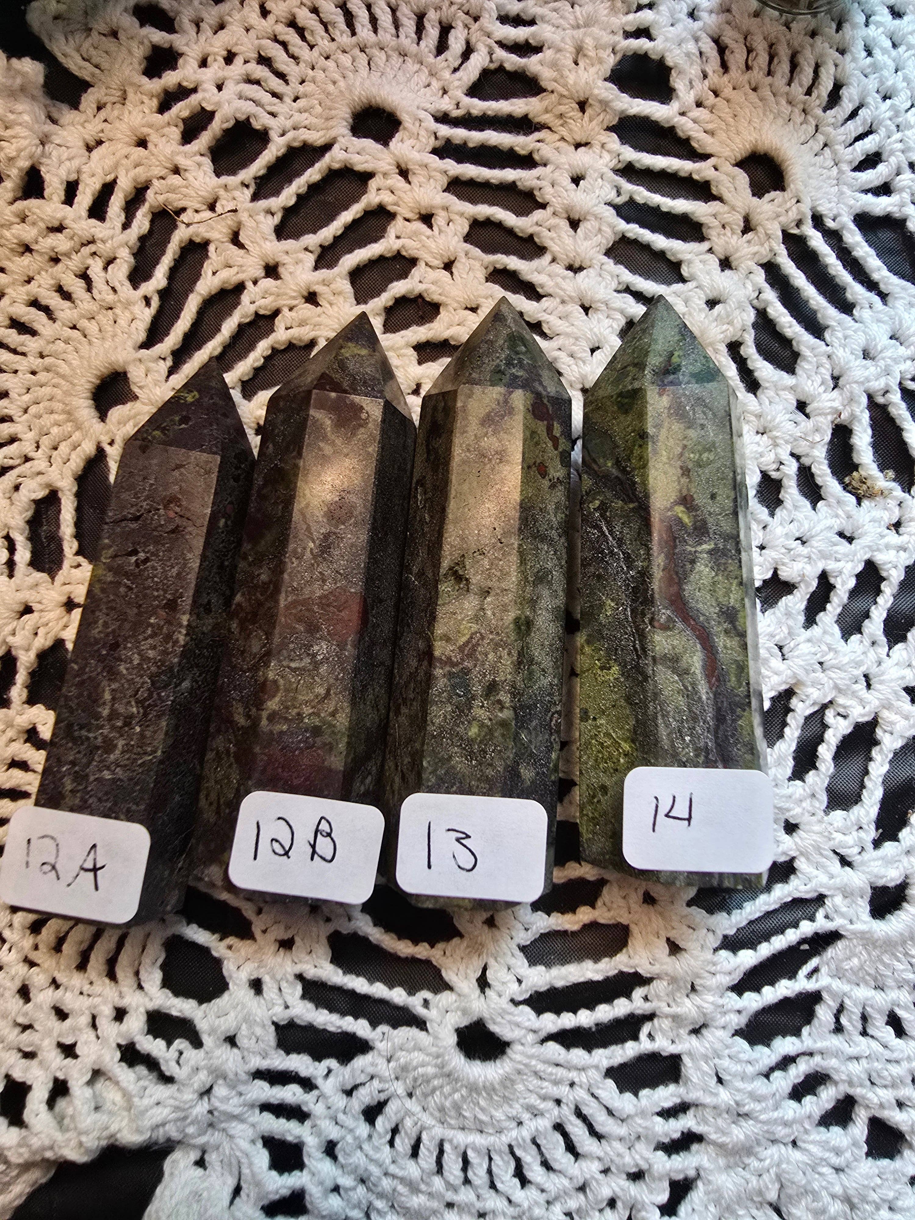 Chaotic Crystal Chick Co. – Großhandel Spiritueller Stein/Kristall – Drachenblut-Jaspis-Türme0