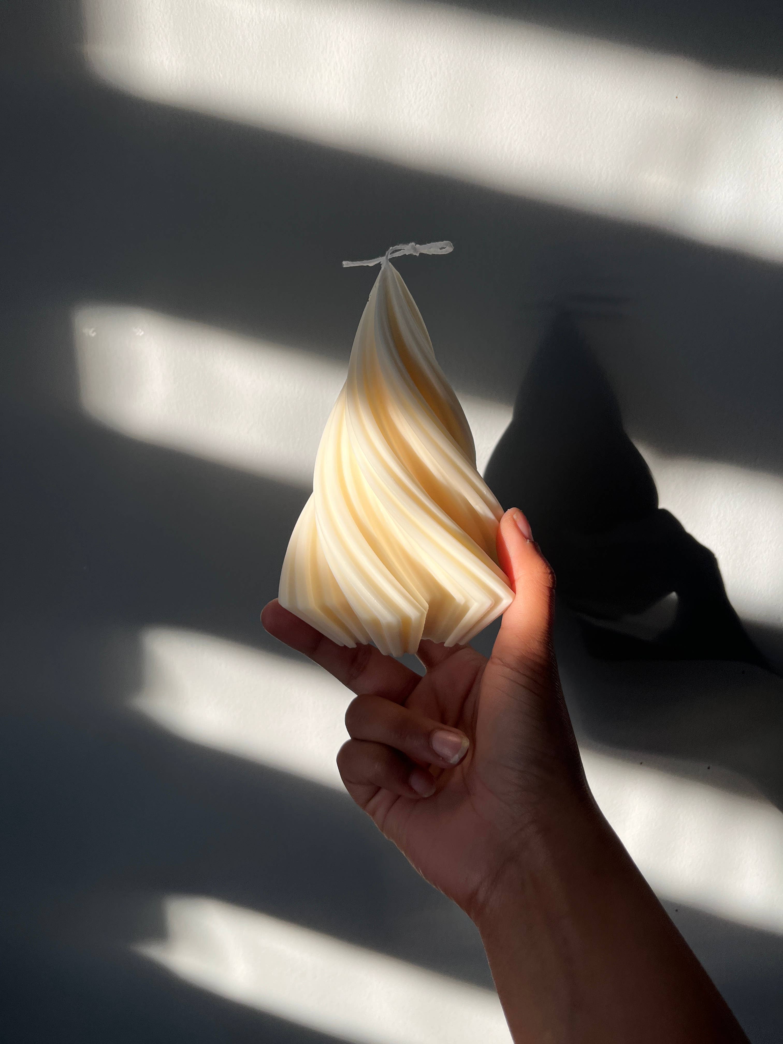 AARAM LUX – wholesale Novelty candle – Swirl Christmas Tree Candle | Holiday Gifts | Winter Candle1