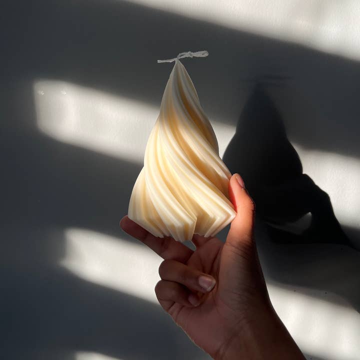 AARAM LUX – wholesale Novelty candle – Swirl Christmas Tree Candle | Holiday Gifts | Winter Candle1