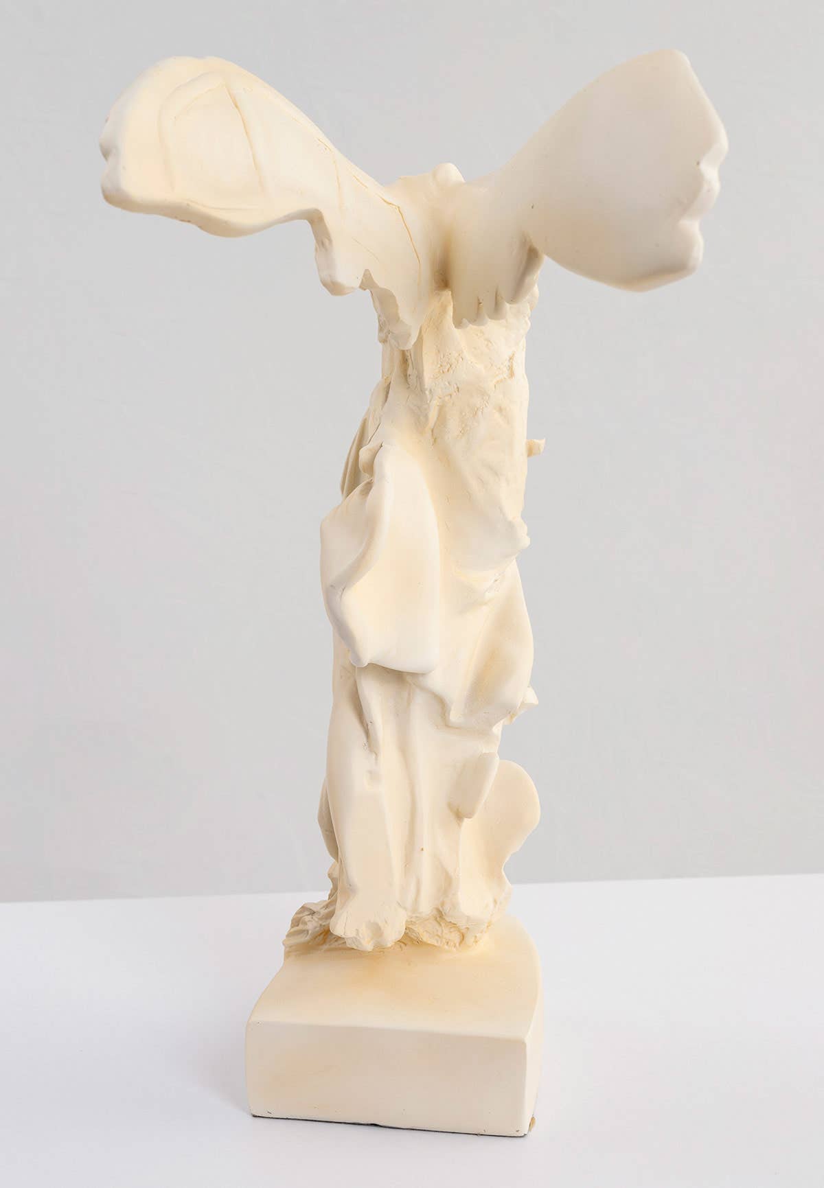 Gdeco - Wholesale Sculpture - Victoria Samothrace Resin Sculpture 33Cm4