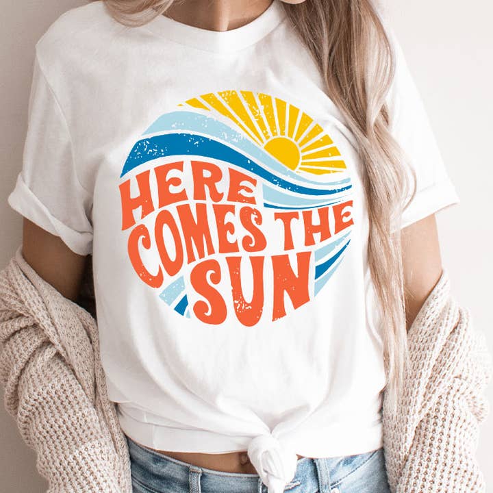 Maglietta grafica Here Comes The Sun Circle PLUS per la vendita all'ingrosso da parte di Kissed Apparel