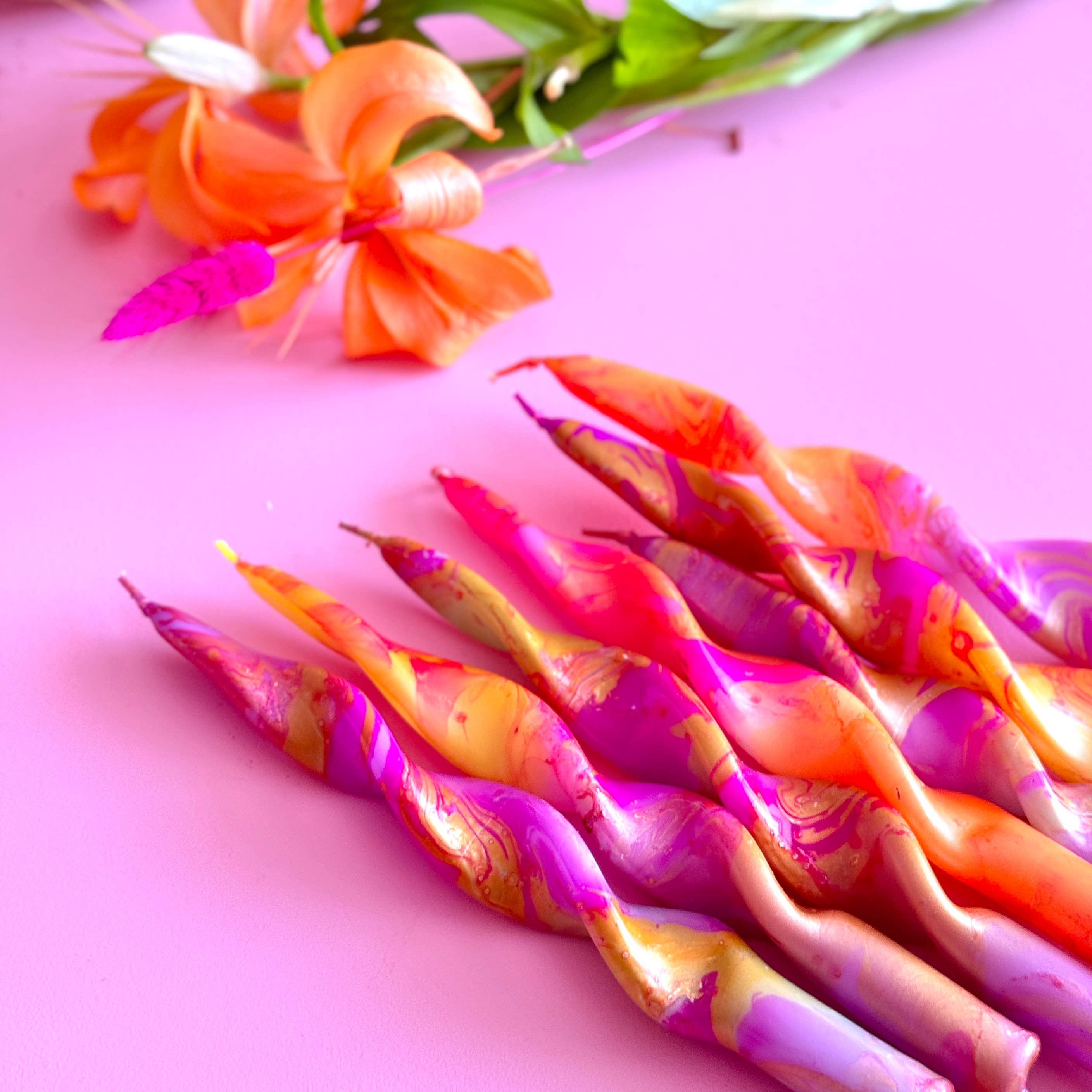 Pink Stories - Venta al por mayor Velas cónicas/candeleros - Vela de cena retorcida con marmoleado teñido a mano Dip Dye Marble * Juicy Hurricane1