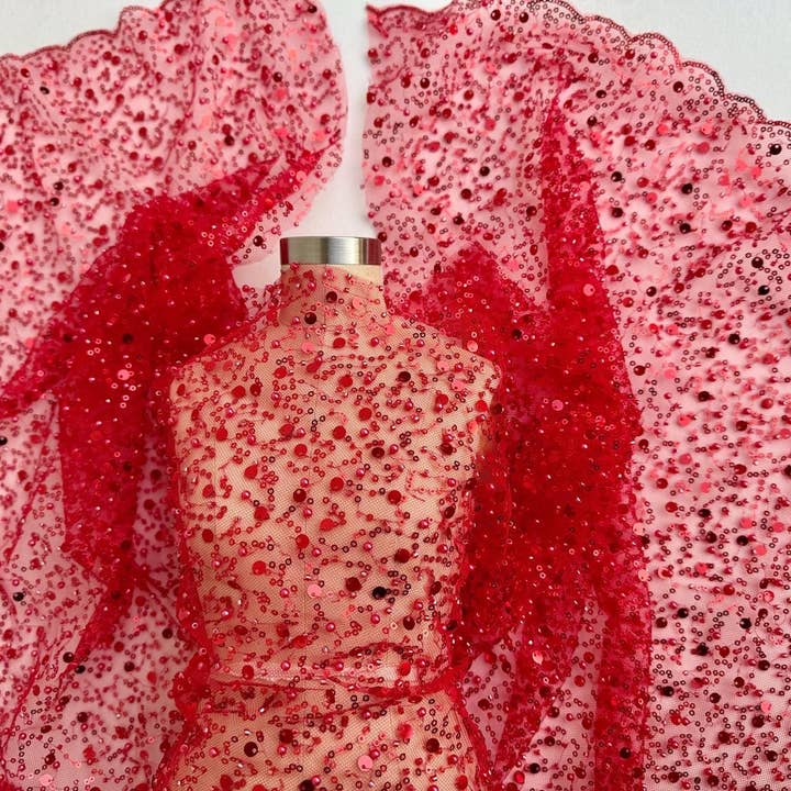 Rött pärlspetstyg från Yard | Broderat med pärlor och paljettnät | Röd paljett på genomskinliga nätbrudklänningar, klänningar, slöjor, bordsdekor för wholesale av GalaTextile