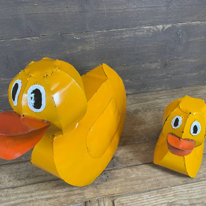 My Amigos Imports - Venta al por mayor Adornos/decoración de exteriores - Pato de Metal Recuperado-Amarillo-Jardín-Arte de Patio-Dos Tamaños-OFERTA