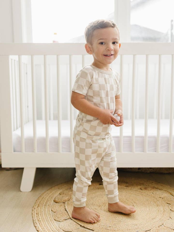 Little Joy Co. – Großhandel Schlafanzug-Set – Kinder – Neutrale Checker 2-teiliges Bambus-Pyjama-Set6