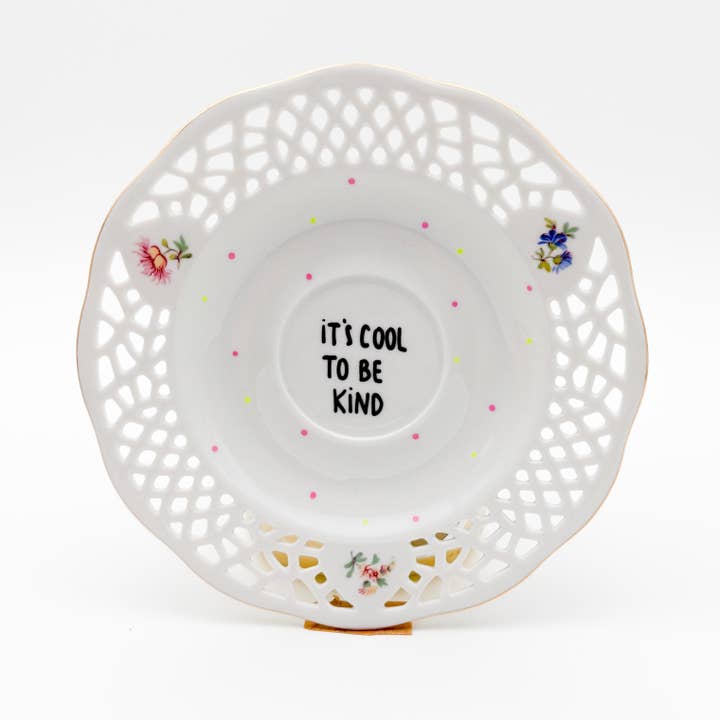 Vægplade lille IT'S COOL TO BE KIND "net" for engroshandel hos ohRuby