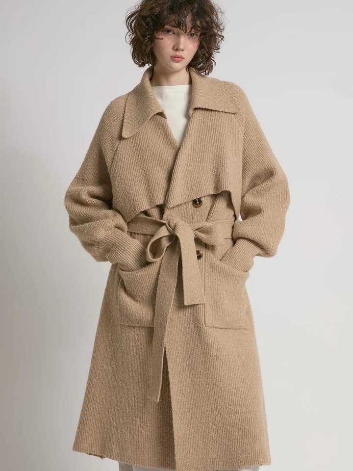 Manteau en grosse maille ceinturé avec poches pour la vente par Always Swanky