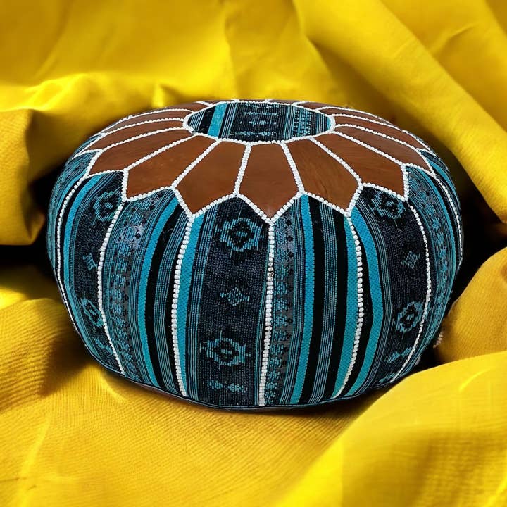 Pouf marocchino, realizzato a mano in vera pelle marocchina per la vendita all'ingrosso da parte di MOROOIN
