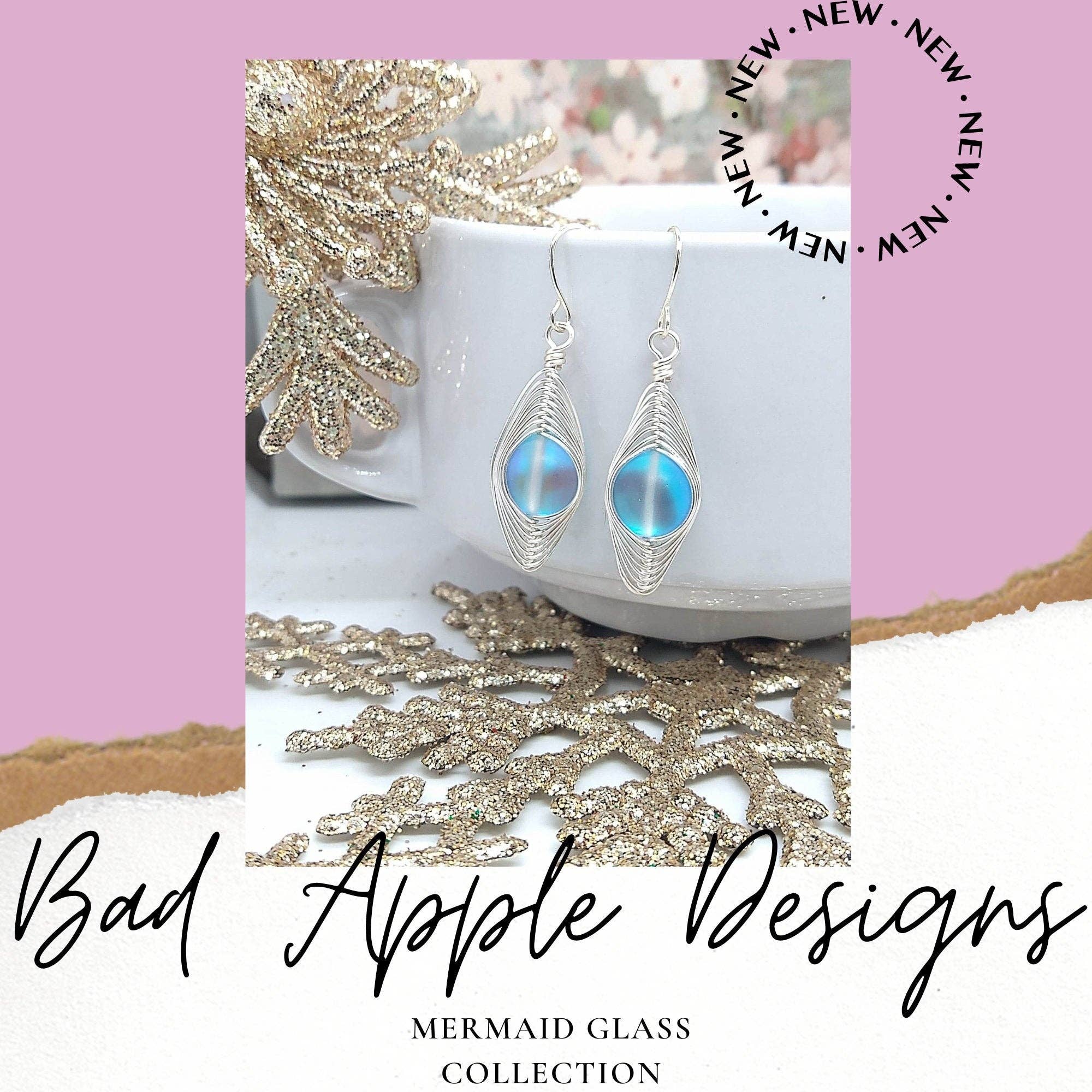 Bad Apple Designs – wholesale Hängande örhängen – Iriserande sjöjungfruglasörhängen,, Strandbrudbröllopörhängen, Havsglas dinglande örhängen, Trådflätade droppar3