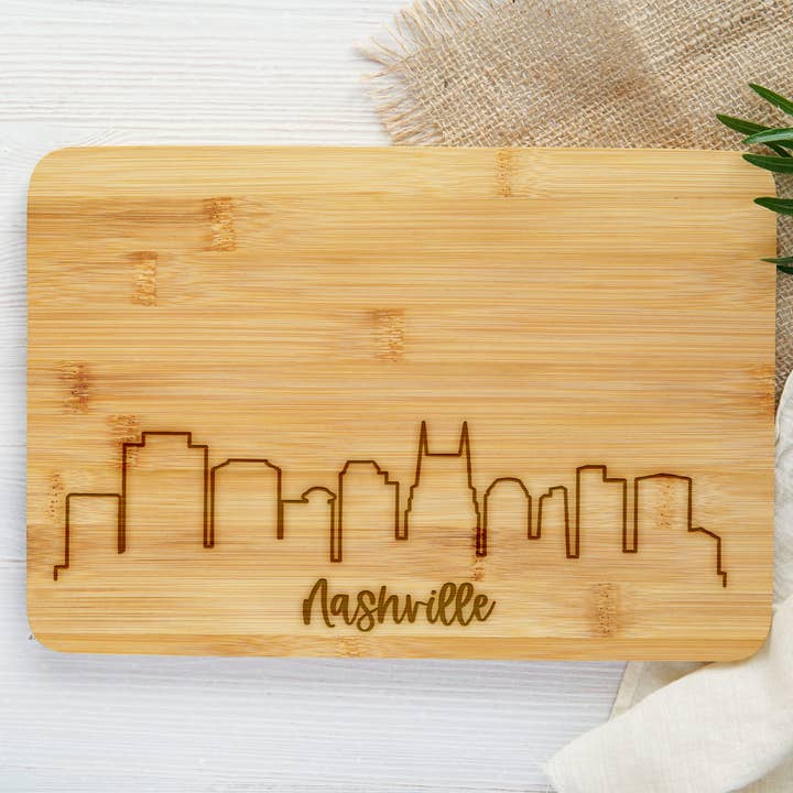 Planche à découper en bambou gravé Nashville pour la vente par The Trendy Traveler