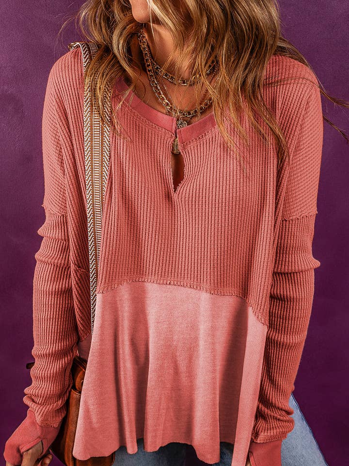 Haut en tricot gaufré Giselle à coutures apparentes et encolure fendue pour la vente par Threaded Pear