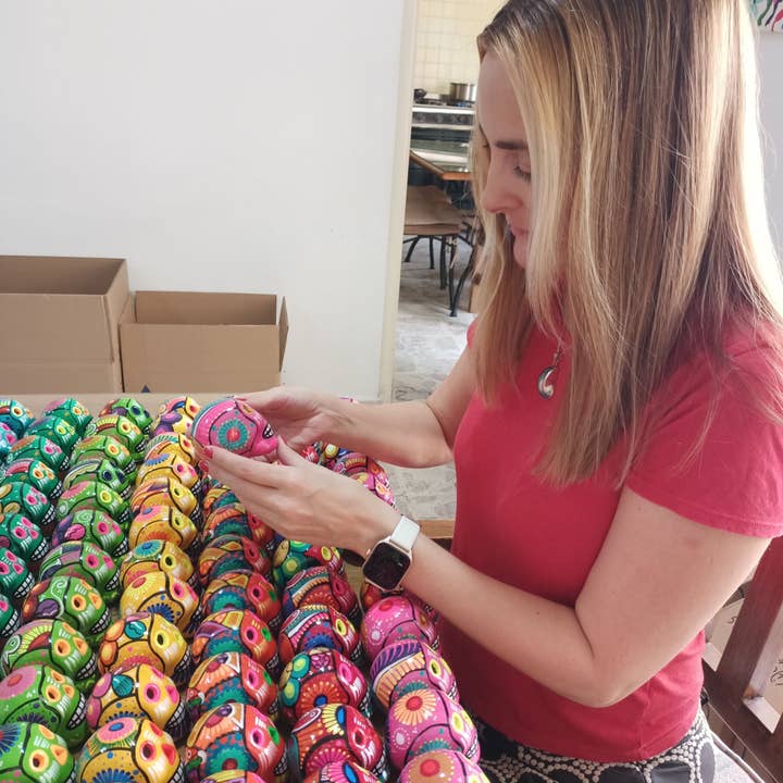 ArtMexico Ltd - Vente Décorations de table - 12 crânes en sucre mexicains peints en céramique Dia de Muertos Decor6