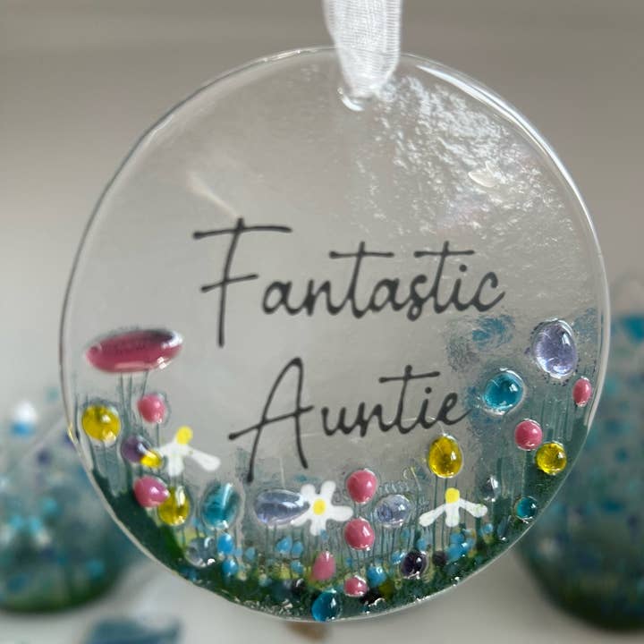 Décoration à suspendre en verre fondu faite à la main - « Fantastic Auntie » pour la vente par Pam Peters Designs