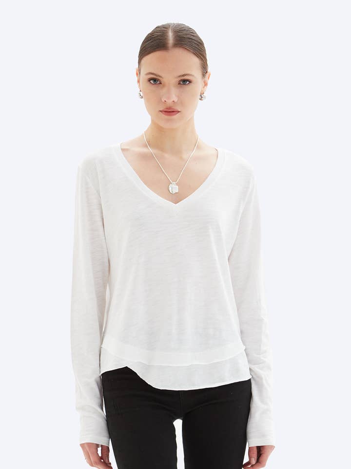 AVA À MANCHES LONGUES COL EN V - T-shirt à manches longues avec effet superposé col en V pour la vente par CHRLDR