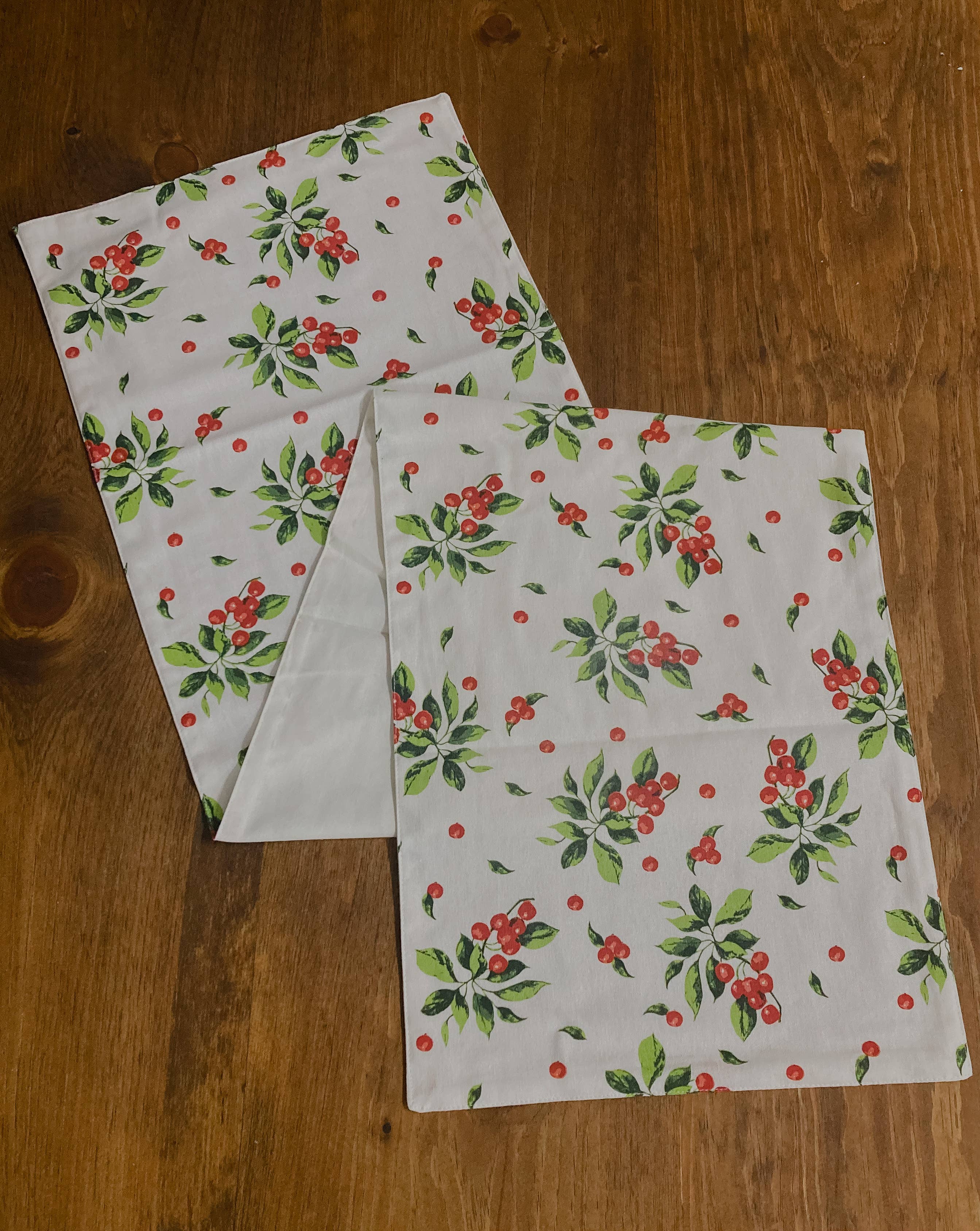 Wholesale Home Decor - Wholesale Table Runner - Holly Berry Runner 14x56in1