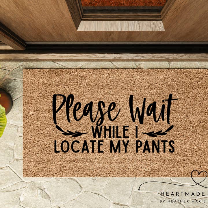 Tapis de porte "Localisez mon pantalon" pour la vente par Heartmade By Heather Marie, LLC