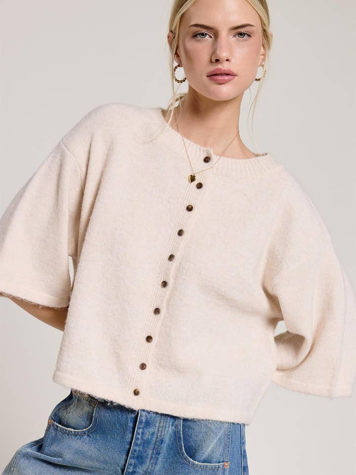 Cardigan en maille Ă manches courtes, boutonnage devant pour la vente par Mimosa