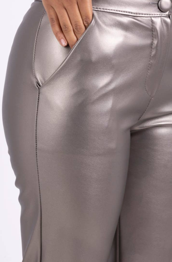 MOOYA – wholesale Byxor - Dam – Vida byxor i konstläder med knapp och fickor - I100343