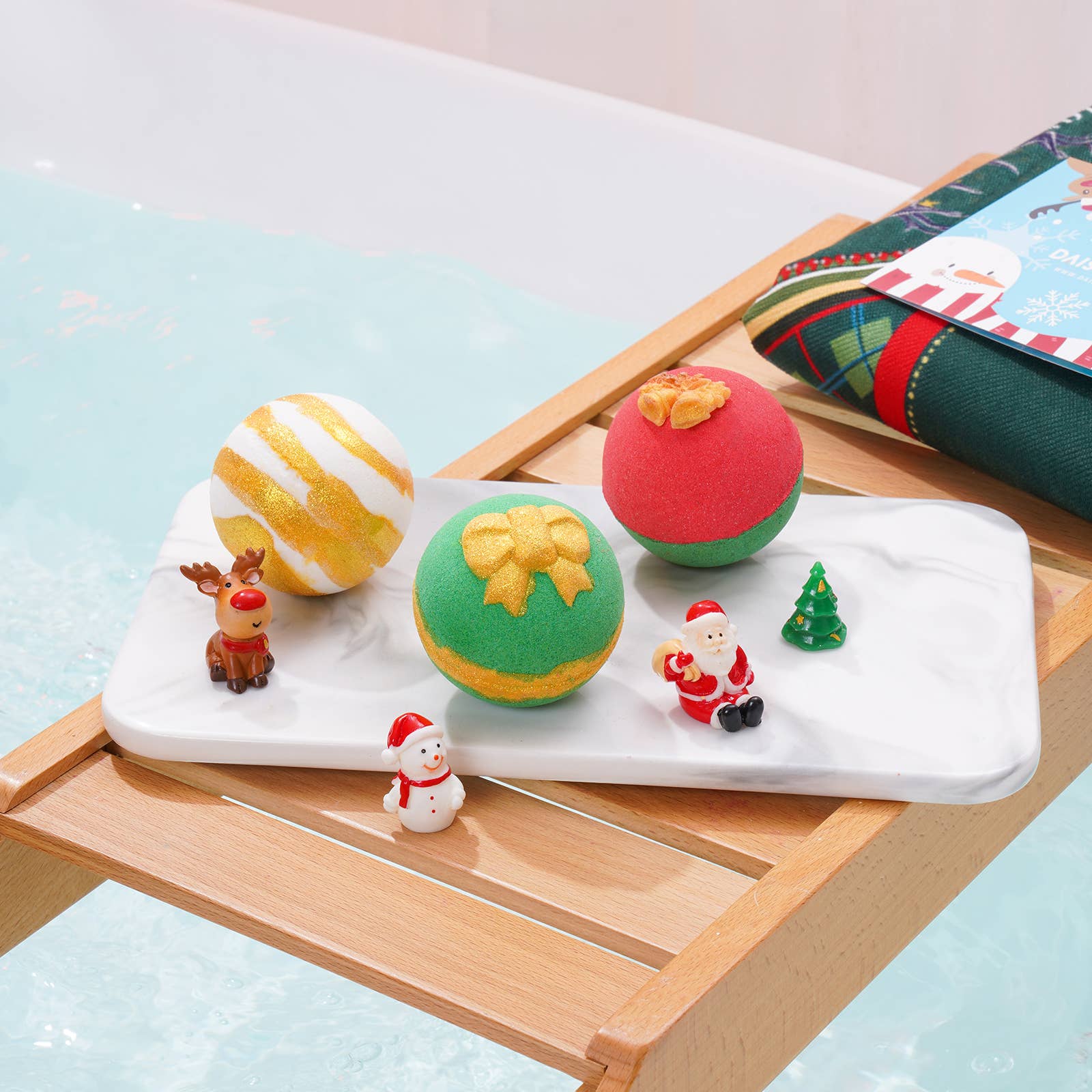 DAISY ENCENS - Wholesale Bath Bomb/Fizz - Santa's Back In Town Bath Bomb Gift Set with Christmas Card5