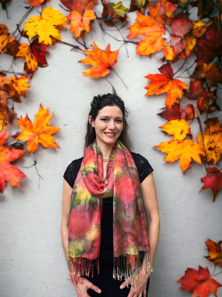 Écharpe aquarelle peinte à la main en soie Coral Modal pour la vente par Rayz Intl