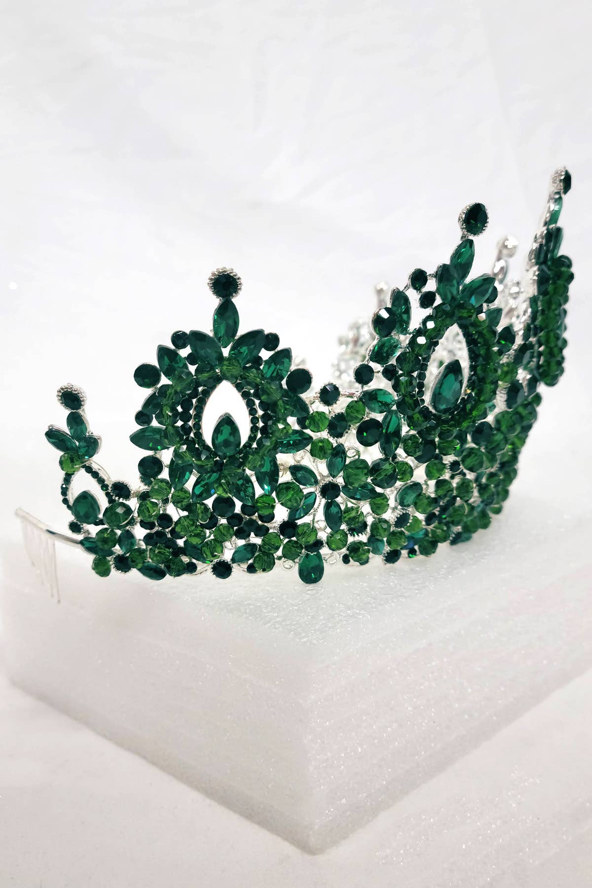 Chicas - Wholesale Tiara - Women's - Metal tiara with crystal balls and jewel rhinestones HT96239